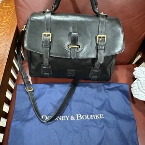 DOONEY & BOURKE BLACK LEATHER HANDBAG
